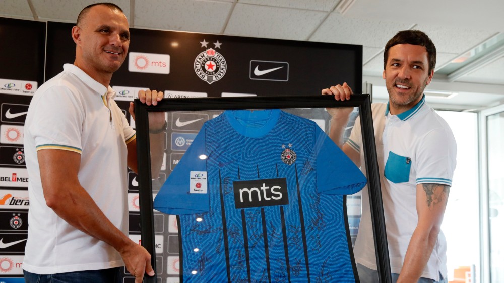 Ivica Kralj uručuje Stojkoviću dres sa potpisima saigrača (©Star Sport)